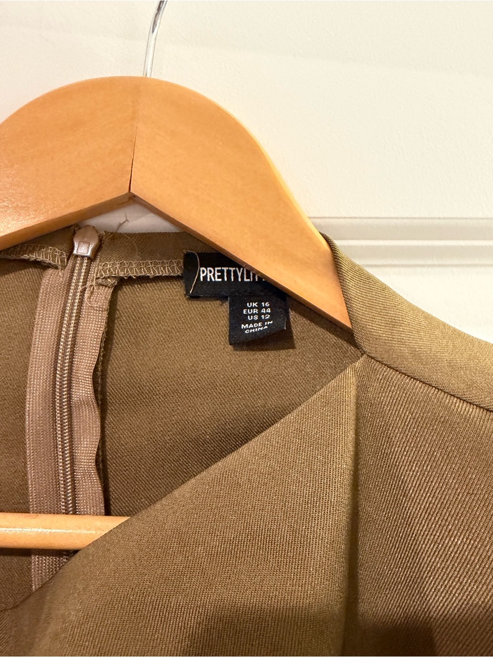 PRETTYLITTLETHING Olive Tailored Blazer